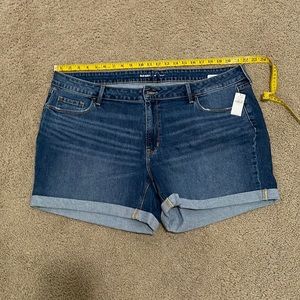NWT old navy mid rise Jean short size 20